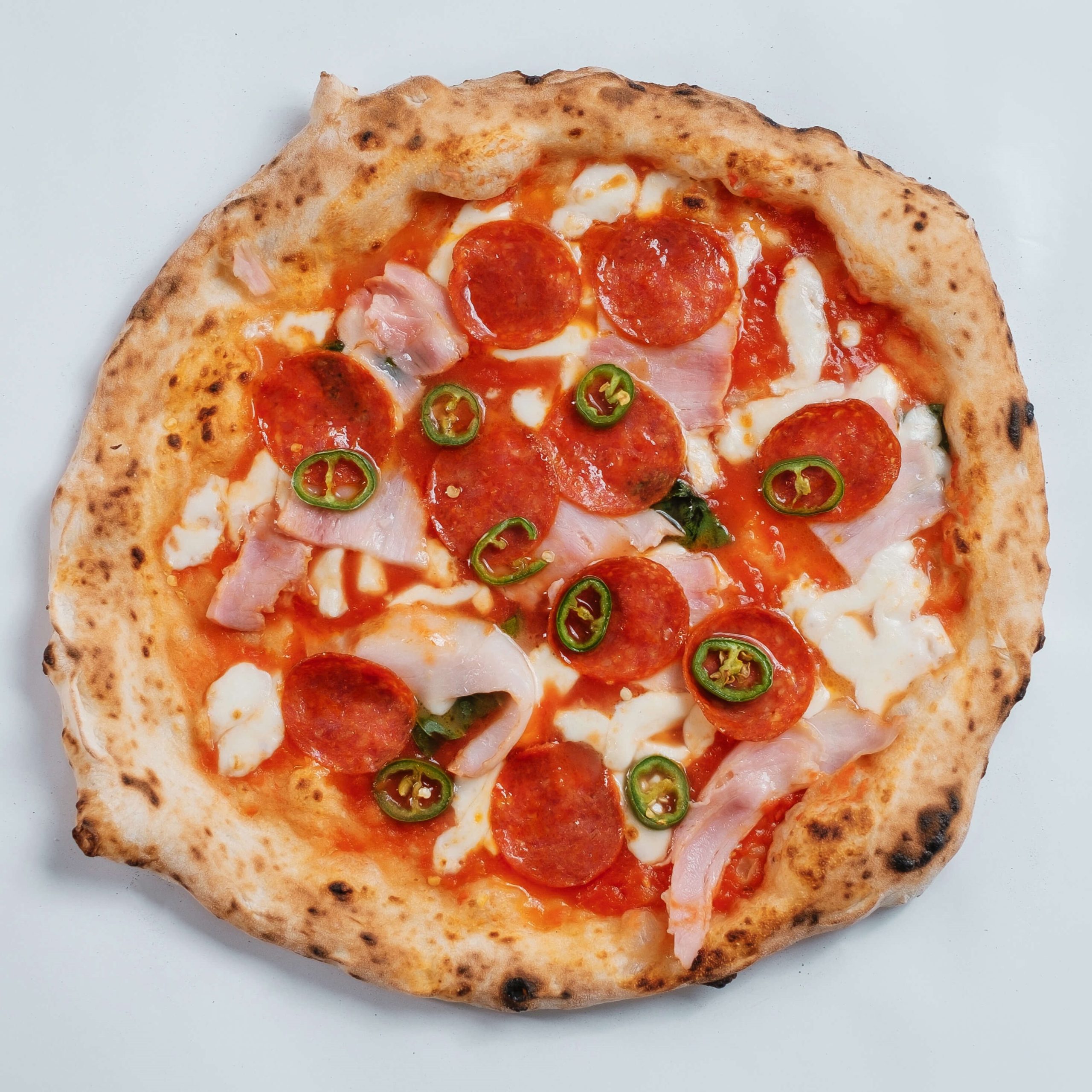 italian-pizza-with-jalapenos-salami-white-background Pepperoni m. jalapenos - Billede 1